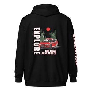 Op de afbeelding: Zwart hoodie met een rode auto afbeelding en de tekst "EXPLORE OFF-ROAD ADVENTURES" op de rug. De rechtermouw heeft de tekst "EVOLUTION" verticaal in wit gedrukt.