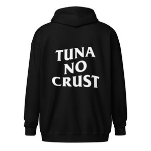 Puede incluir: Sudadera con capucha negra con el texto blanco "TUNA NO CRUST" impreso en la espalda. La sudadera con capucha tiene un cordón y un bolsillo delantero. La sudadera está hecha de un material suave.