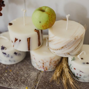 Juego de 5 velas de cera natural diferentes / Velas perfumadas con aceites esenciales / Velas de aromaterapia hechas a mano / Decoradas con plantas secas