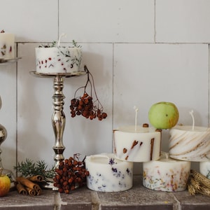 Set med 7 olika naturliga vaxljus | Doftljus med eteriska oljor | Handgjorda ljus | Dekorerade med växter |