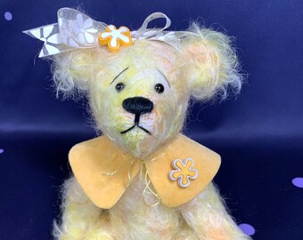 Miś pluszowy z moheru szyty ręcznie: Daphne, żółty kołnierzyk z kaszmiru