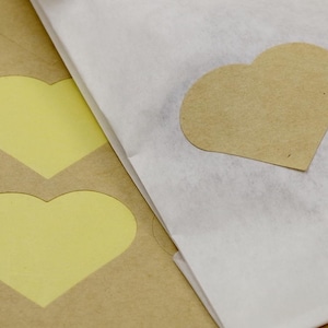 40 adesivos CORAÇÃO - papel kraft - marrom - 3,2 x 2,8 cm