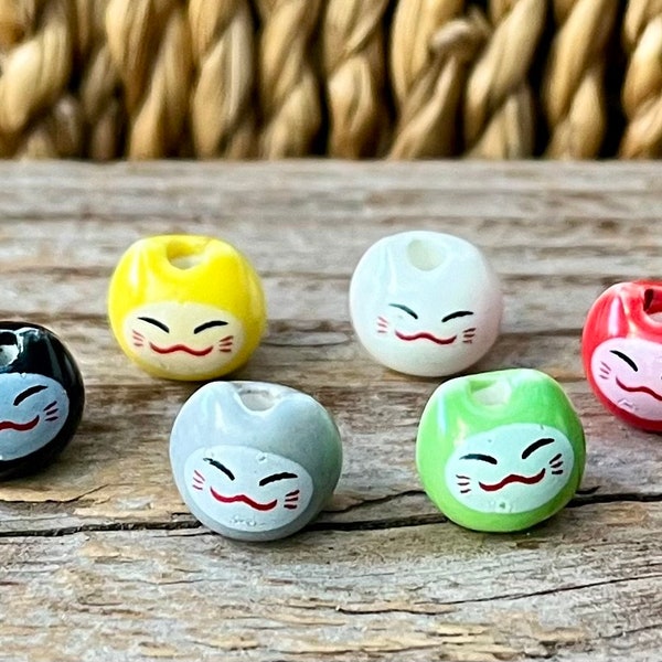 6 petites perles en porcelaine chat - mélange de couleurs - 9 x 9 mm - chat porte-bonheur