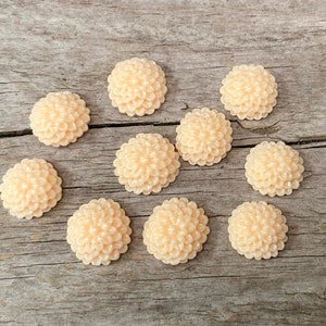 10 petits cabochons dahlias 10 mm - pêche clair