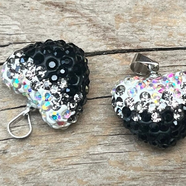 2 pendentifs COEUR 19x19x12mm, argent - strass AB - blanc noir - pâte polymère