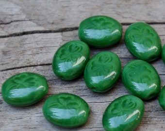 10 Bohemian glass beads 10 x 8 mm green - olives, buttons - cloverleaf