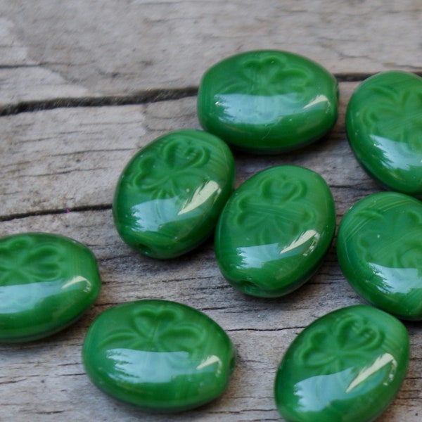 10 böhmische Glasperlen 10x8mm  grün - Oliven, Buttons - Kleeblatt