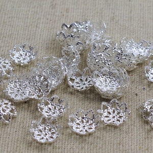 50 Perlenkappen 10mm verziert Blumen SILBER Bild 3