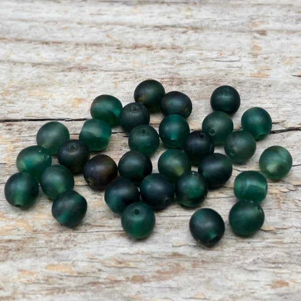 30 perles de verre de Bohême 6 mm - vert foncé, vert sapin, mat - rond, boules