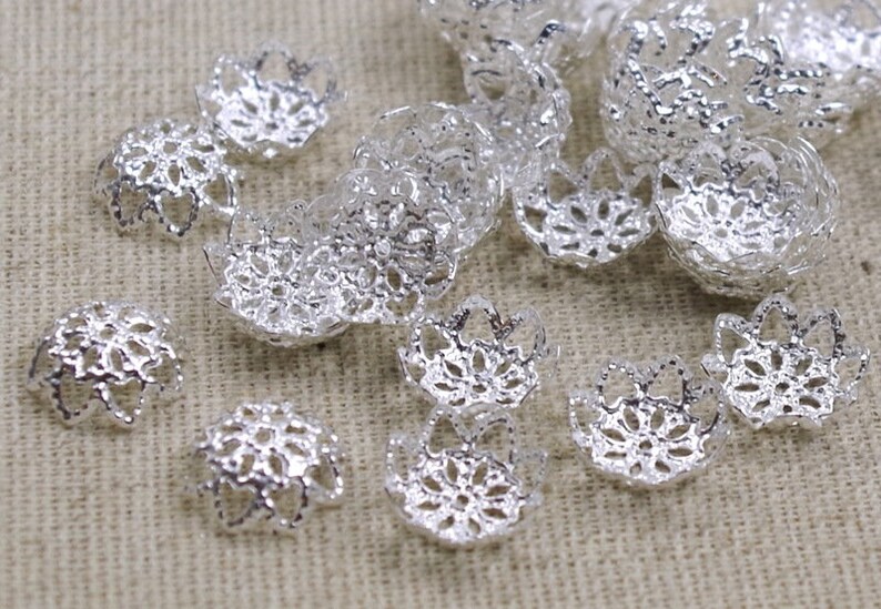 50 Perlenkappen 10mm verziert Blumen SILBER Bild 1