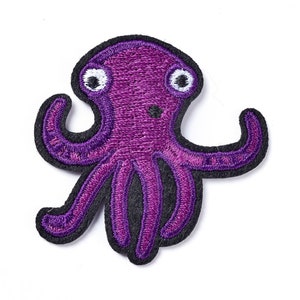 Könnte beinhalten: Lilafarbener gestickter Oktopus-Patch mit weißen Augen.