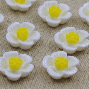 10 cabochões - dois tons - flores 16 mm BRANCO amarelo