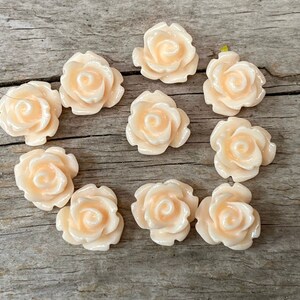 10 cabochons - pêche clair - fleurons 10 mm - roses