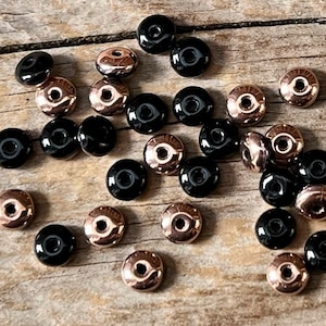 30 böhmische Mini Glasperlen 4mm - Rondelle - schwarz copper half plated, Scheiben, Rondelle, flach, rund