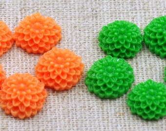 10 kleine Cabochons Dahlien 10mm - grün & orange