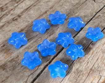 20 böhmische Glasblumen - 7mm - Blumen  Opal - blau - Glasblüten - Blüten - Glasperlen Kappen