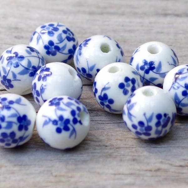 10 Porzellanperlen 12mm - blau WEIß - Blümchen