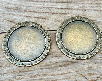 2 verzierte Broschennadeln 4,0cm BRONZE - für 30mm Cabochons