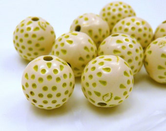 10 Beads 11 mm cream green dotted dots