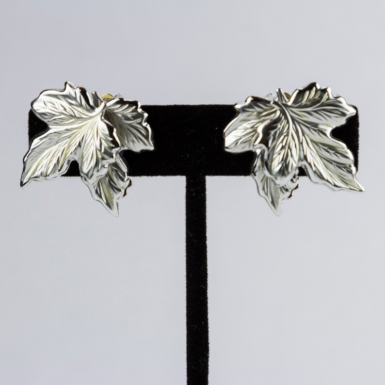 Vintage silver-tone leaf pin /& clip-on earring set