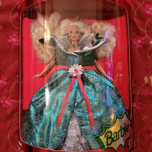 Vintage BARBIE 1995 Happy Holidays Special Edition NRFB NIB 14123 Mattel Stand & Emerald Victorian Holly Berries