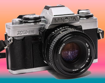 Minolta XG-M Kamera mit 50 mm F2 MD Objektiv, preisgünstige 35-mm-Filmkamera