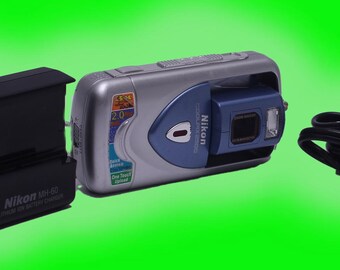Retro Nikon Coolpix 2500 2 Megapixel Schwenkbares Monster Frühe digitale Point-N-Shoot-Kamera