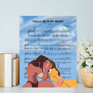 Może przedstawiać: Drukowany utwór nutowy do piosenki "You'll Be In My Heart" z filmu Tarzan. Nuty mają niebieskie tło z białymi chmurami i kreskówkową grafikę przedstawiającą Tarzana i Jane całujących się.