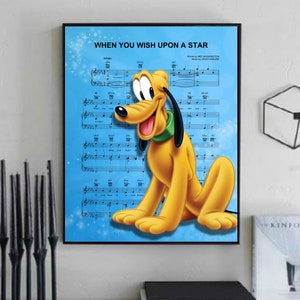 Pode incluir: Um pôster azul e branco com a partitura da música "When You Wish Upon A Star". O pôster apresenta uma imagem de desenho animado do Pluto, um cão amarelo com um grande sorriso, sentado na partitura.