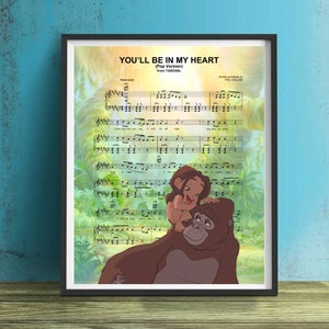 Może przedstawiać: Drukowany utwór nutowy do piosenki "You'll Be In My Heart" z filmu Tarzan. Nuty zawierają kolorową ilustrację Tarzana i jego ojca goryla, Kali, w dżungli.
