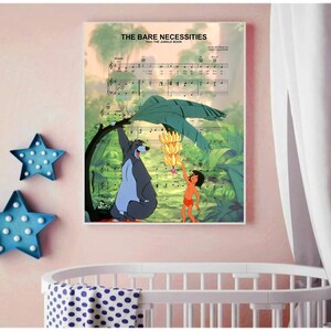Pu&ograve; includere: Una stampa in stile vintage della canzone "The Bare Necessities" dal film Disney Il Libro della Giungla. La stampa presenta un'immagine di cartone animato di Baloo l'orso e Mowgli del film.
