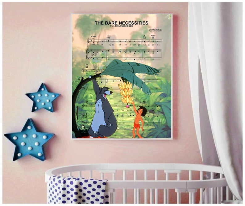 Pu&ograve; includere: Una stampa in stile vintage della canzone "The Bare Necessities" dal film Disney Il Libro della Giungla. La stampa presenta un'immagine di cartone animato di Baloo l'orso e Mowgli del film.