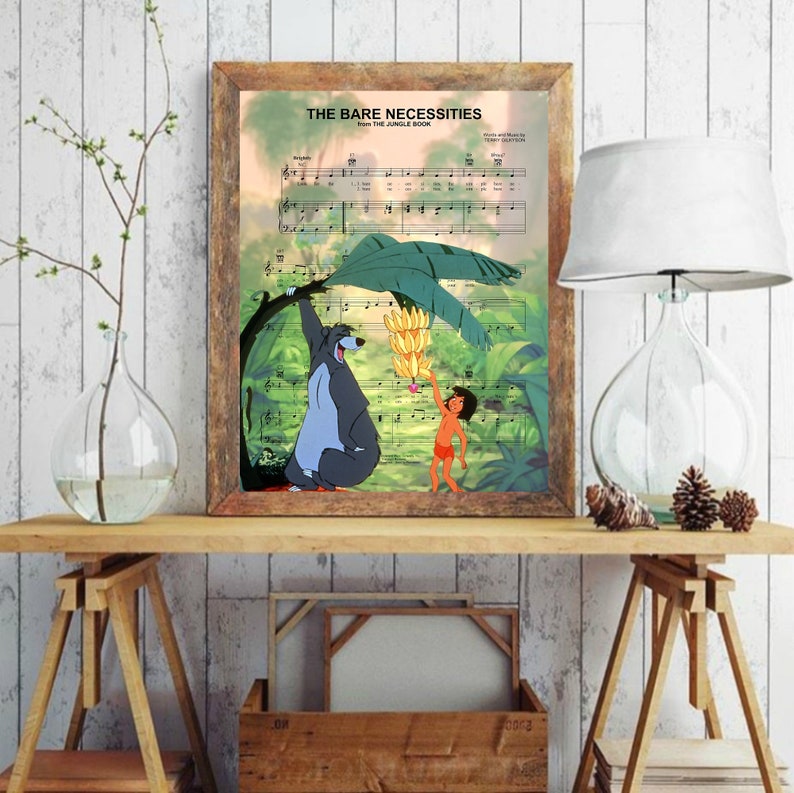 Pu&ograve; includere: Una stampa incorniciata di una partitura musicale per "The Bare Necessities" dal film Disney Il Libro della Giungla. La partitura &egrave; illustrata con Baloo l'orso e Mowgli del film.