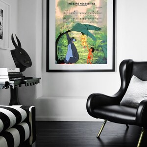 Pu&ograve; includere: Una stampa incorniciata della canzone "Il bare necessities" dal film Disney Il libro della giungla. La stampa presenta un'immagine di cartone animato di Baloo l'orso e Mowgli il ragazzo.