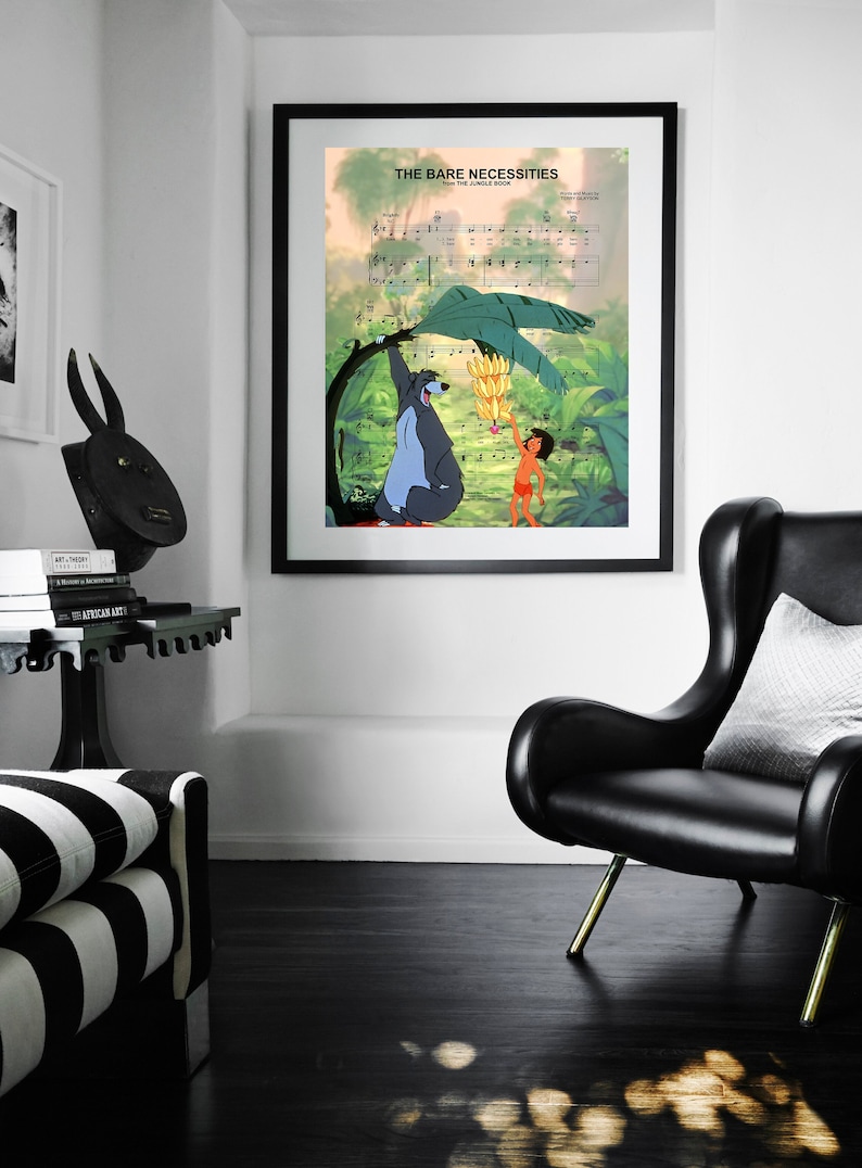 Pu&ograve; includere: Una stampa incorniciata della canzone "Il bare necessities" dal film Disney Il libro della giungla. La stampa presenta un'immagine di cartone animato di Baloo l'orso e Mowgli il ragazzo.