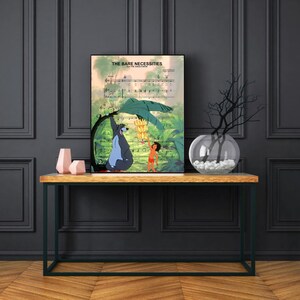 Pu&ograve; includere: Una stampa in stile vintage della canzone "The Bare Necessities" del film Disney Il Libro della Giungla. La stampa presenta un'immagine di cartone animato di Baloo l'orso e Mowgli il ragazzo nella giungla.