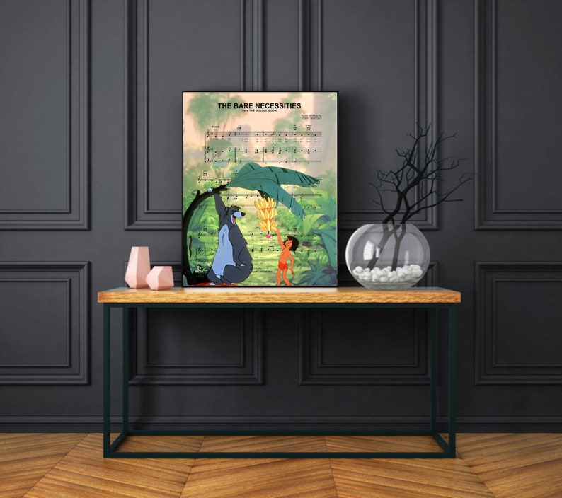 Pu&ograve; includere: Una stampa in stile vintage della canzone "The Bare Necessities" del film Disney Il Libro della Giungla. La stampa presenta un'immagine di cartone animato di Baloo l'orso e Mowgli il ragazzo nella giungla.