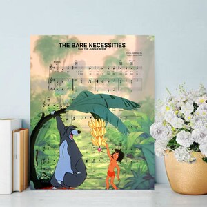 Pu&ograve; includere: Una stampa di spartito in stile vintage con la canzone "The Bare Necessities" dal film Disney Il Libro della Giungla. La stampa presenta un'immagine di cartone animato di Baloo l'orso e Mowgli il ragazzo in un ambiente di giungla.