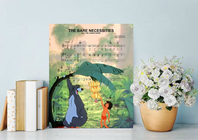 Pu&ograve; includere: Una stampa di spartito in stile vintage con la canzone "The Bare Necessities" dal film Disney Il Libro della Giungla. La stampa presenta un'immagine di cartone animato di Baloo l'orso e Mowgli il ragazzo in un ambiente di giungla.