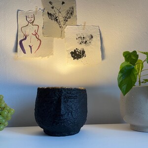 Lampada da tavolo Buddha nera fatta a mano / polpa di carta riciclata, LED dimmerabile, decorazione ecologica