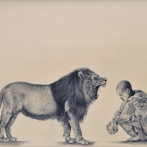 Puede incluir: Un dibujo en blanco y negro de un león rugiendo a una pequeña figura sentada. El león está representado en un estilo realista, con un pelaje detallado y una postura poderosa. La figura está sentada con la cabeza inclinada, aparentemente en contemplación o miedo.