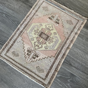tapis vintage 2 x 1&#39;8 pi fait main, tapis turc, tapis ancien, tapis Oushak, tapis noué à la main, tapis en laine, tapis de salle de bain, tapis de vanité,