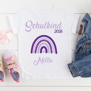 T-Shirt zur Einschulung Schulkind 2026 mit Namen Regenbogen / Schulkind T-Shirt / Erster Schultag / T-Shirt Erster Schultag flieder-lila