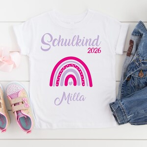 T-Shirt zur Einschulung Schulkind 2026 mit Namen Regenbogen / Schulkind T-Shirt / Erster Schultag / T-Shirt Erster Schultag flieder-pink