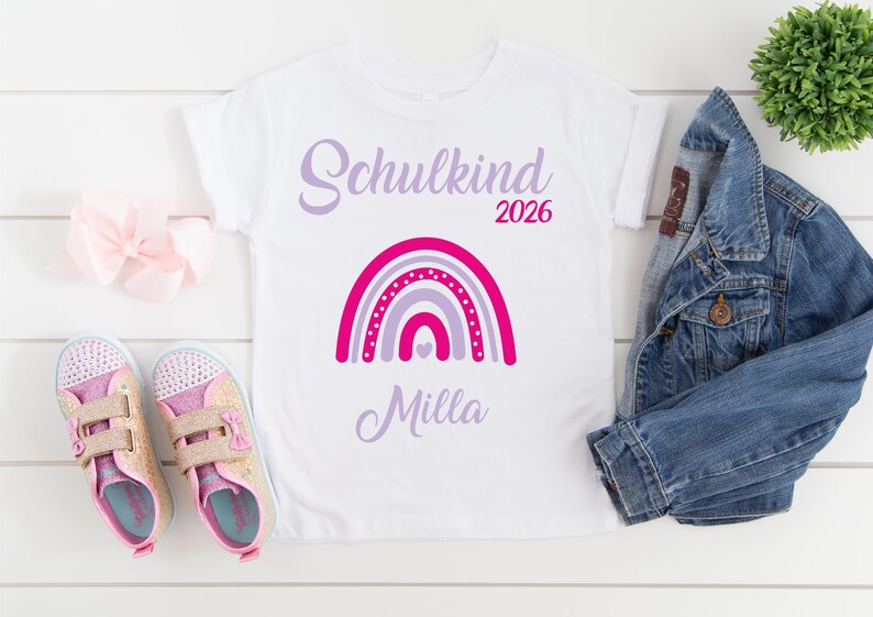 T-Shirt zur Einschulung Schulkind 2026 mit Namen Regenbogen / Schulkind T-Shirt / Erster Schultag / T-Shirt Erster Schultag flieder-pink