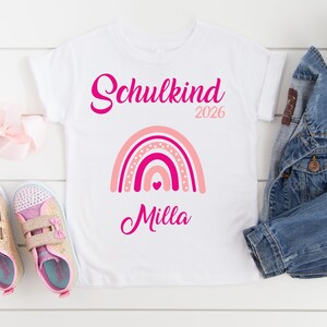 T-Shirt zur Einschulung Schulkind 2026 mit Namen Regenbogen / Schulkind T-Shirt / Erster Schultag / T-Shirt Erster Schultag pink-rosa
