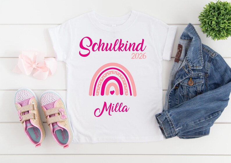 T-Shirt zur Einschulung Schulkind 2026 mit Namen Regenbogen / Schulkind T-Shirt / Erster Schultag / T-Shirt Erster Schultag pink-rosa