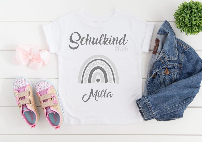 T-Shirt zur Einschulung Schulkind 2026 mit Namen Regenbogen / Schulkind T-Shirt / Erster Schultag / T-Shirt Erster Schultag grau-grau