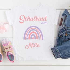 T-Shirt zur Einschulung Schulkind 2026 mit Namen Regenbogen / Schulkind T-Shirt / Erster Schultag / T-Shirt Erster Schultag rosa-flieder