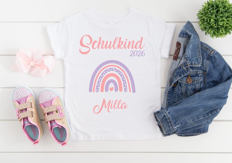 T-Shirt zur Einschulung Schulkind 2026 mit Namen Regenbogen / Schulkind T-Shirt / Erster Schultag / T-Shirt Erster Schultag rosa-flieder